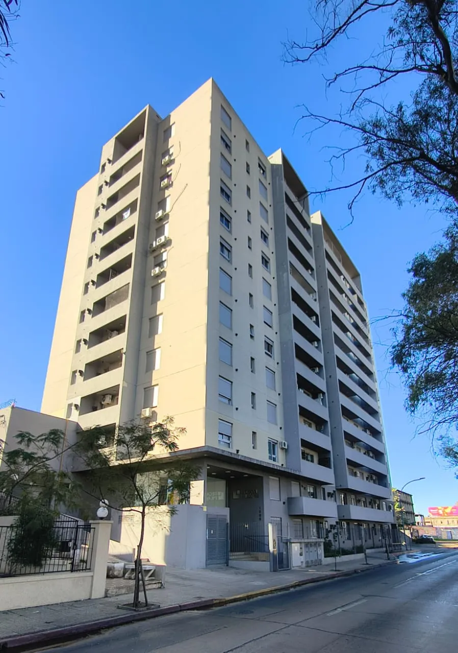Departamento de 2 dormitorios con balcón y excelentes vistas en Torre Céntrica s...