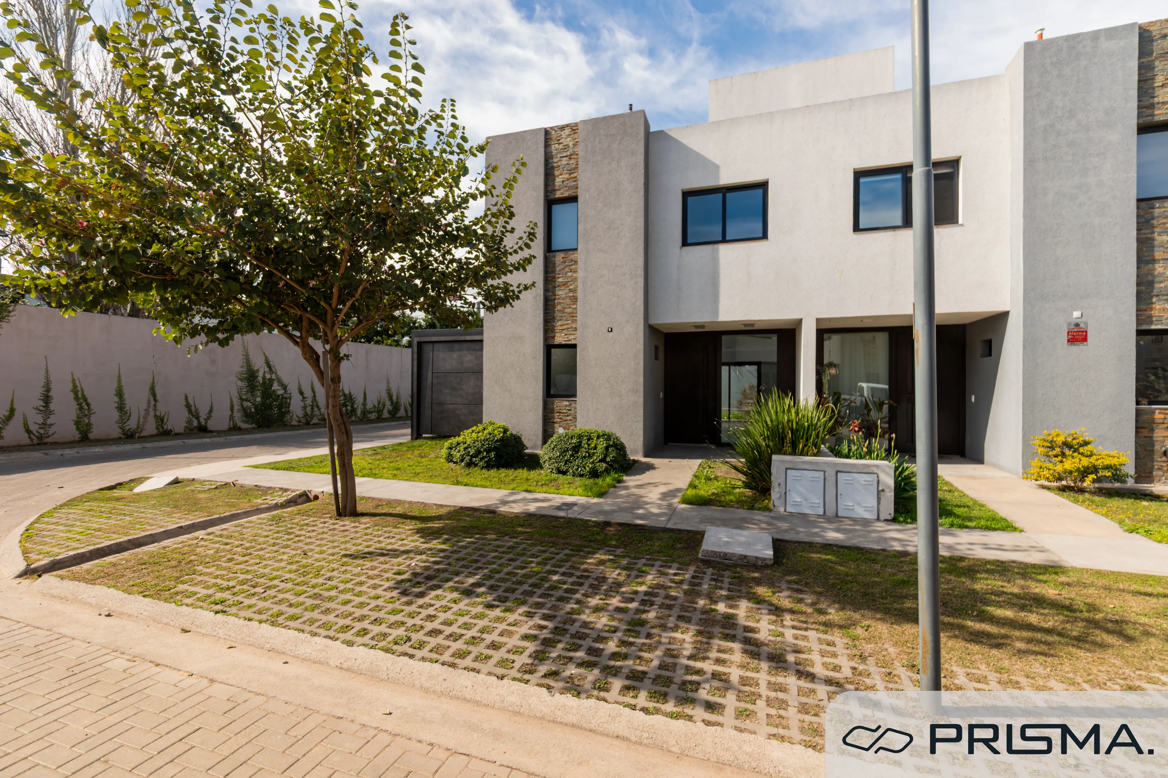 DÚPLEX- 3 DORMITORIOS - HOUSING INTROVA