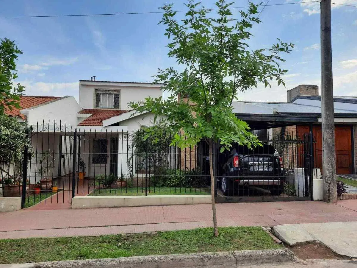 INMUEBLE DE DOS DORMITORIOS ESCRITORIO GARAGE PATIO EN DESNIVEL