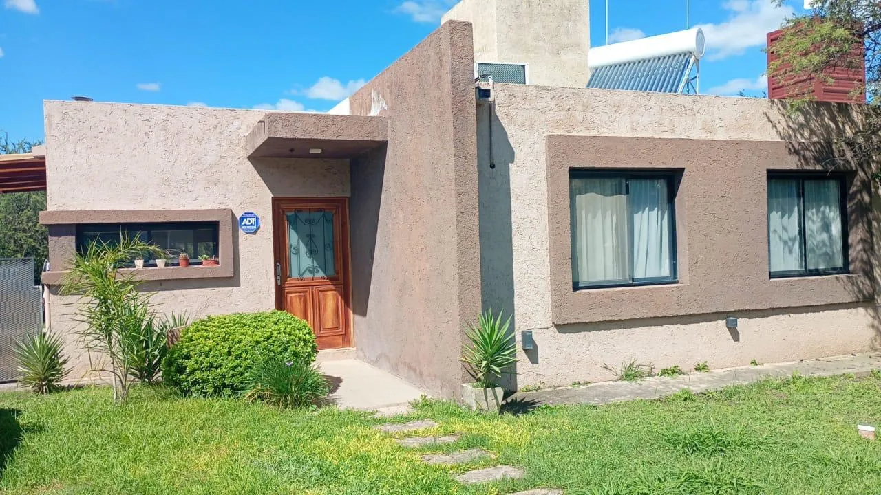 CASA DE 2 DORMITORIOS C/ PILETA EXELENTE UBICACION LOTE GRANDE