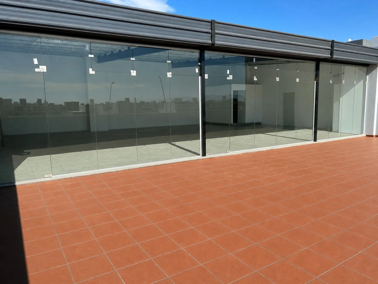 Local en planta alta con terraza en Colinas de Manantiales