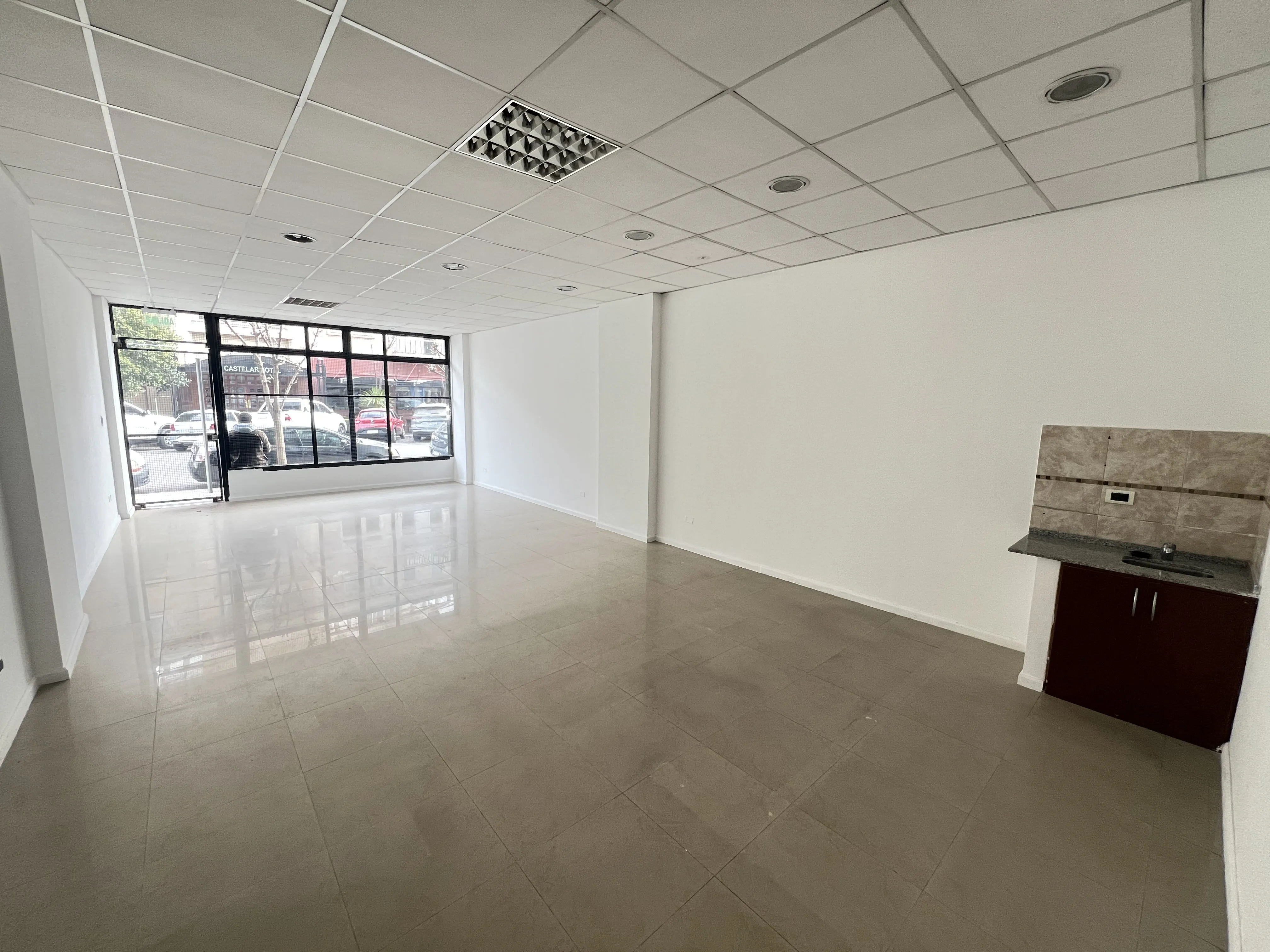 LOCAL MODERNO 200 M2 ALTA CORDOBA - VIDRIADO