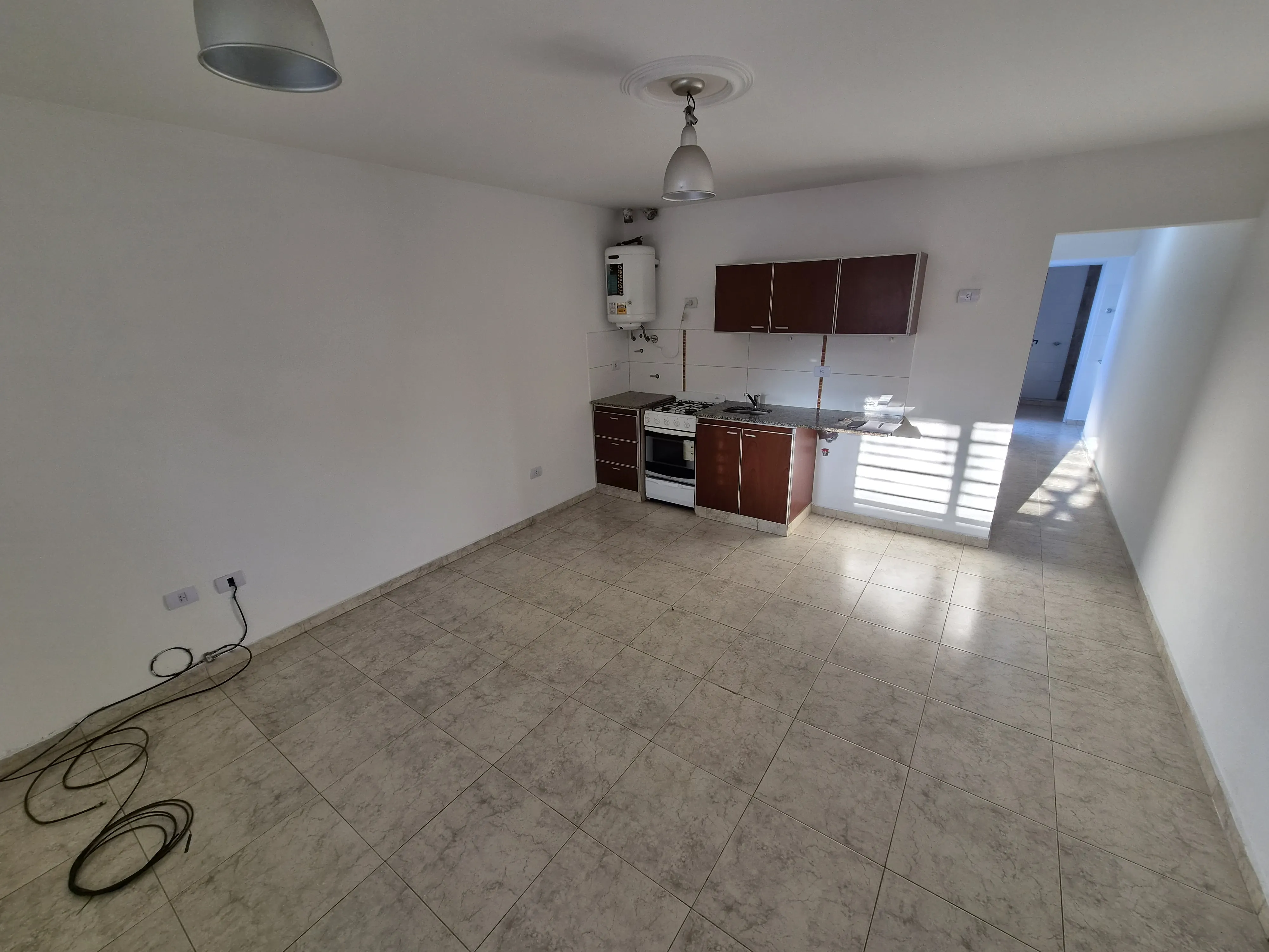 ALQUILO. ALTO ALB. VELEZ AL 100. DEPTO 1 DORM. PATIO. EXPENSAS BAJAS
