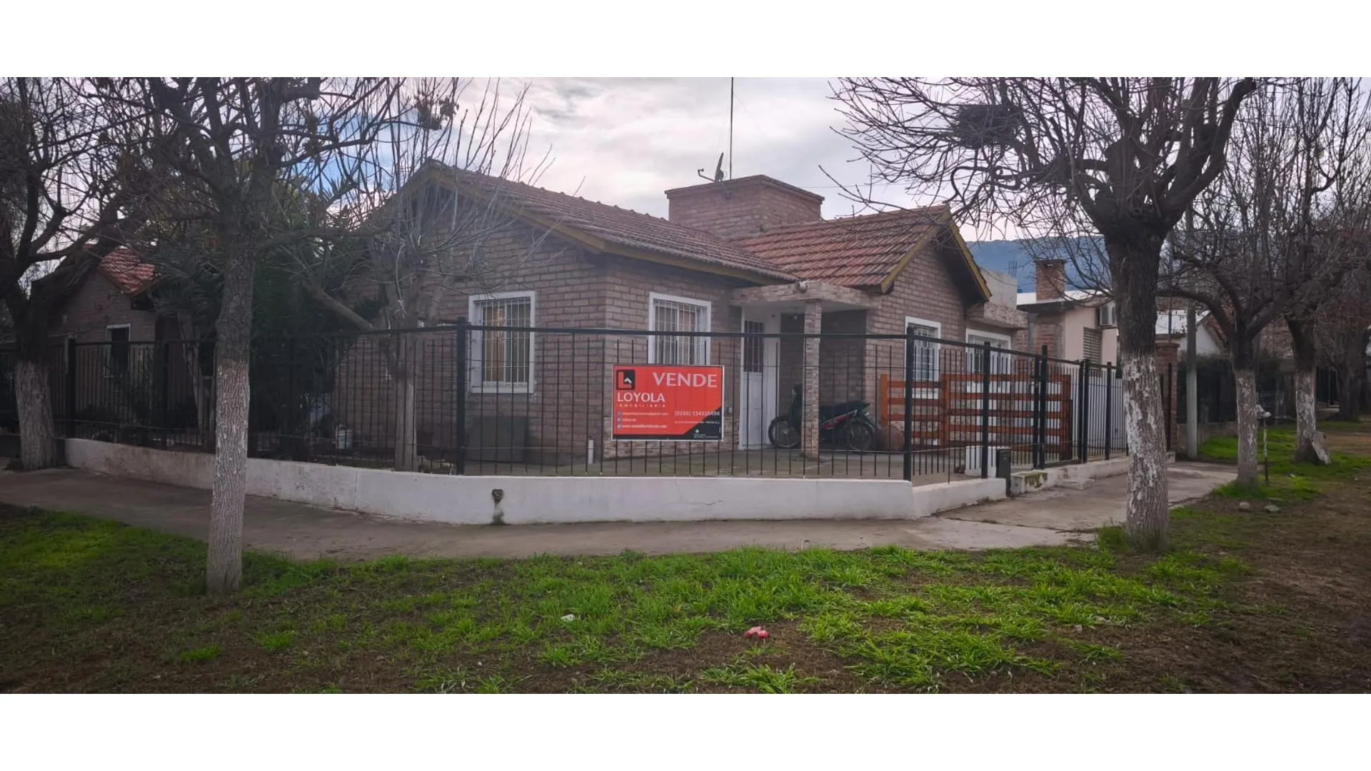 Casa con departamento y dos monoambientes en Merlo