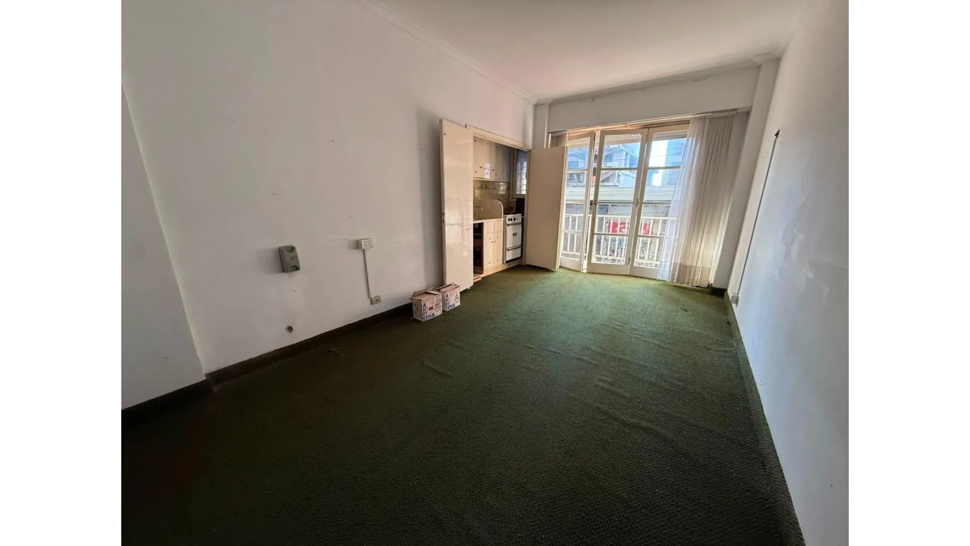 VENTA DEPARTAMENTO A LA CALLE CON BALCON