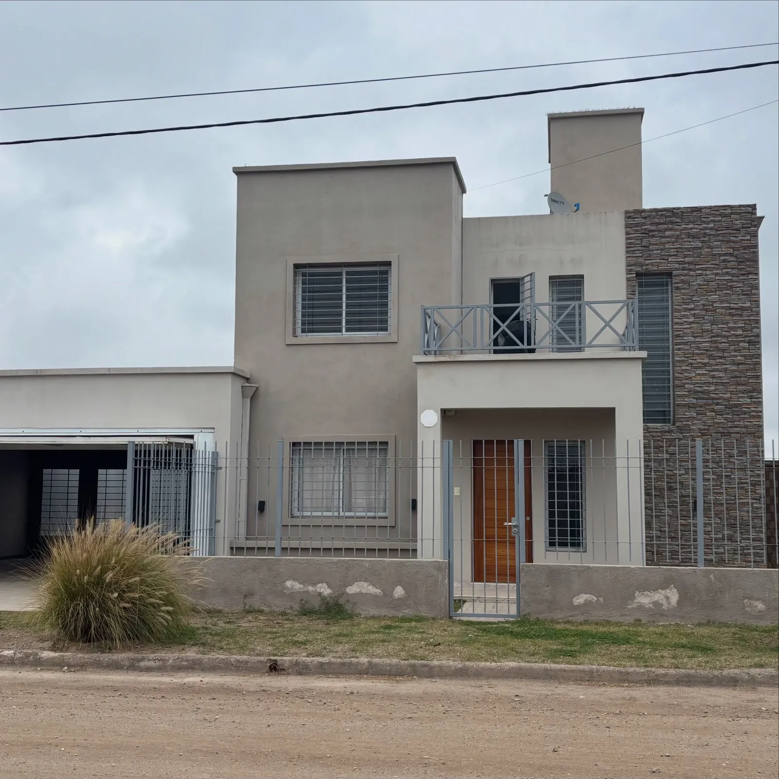 ALQUILER - Casa 2 Dormitorios con Garage Doble