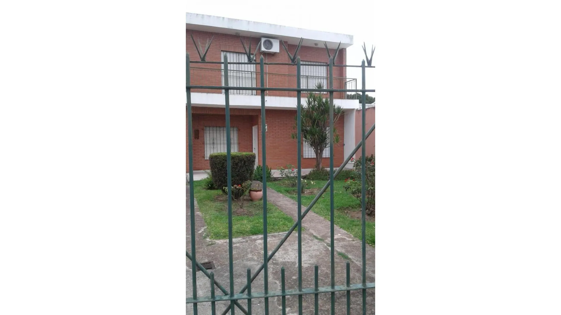 CASA 5 AMB EN FLORENCIO VARELA APTA A CREDITO  !!!!!