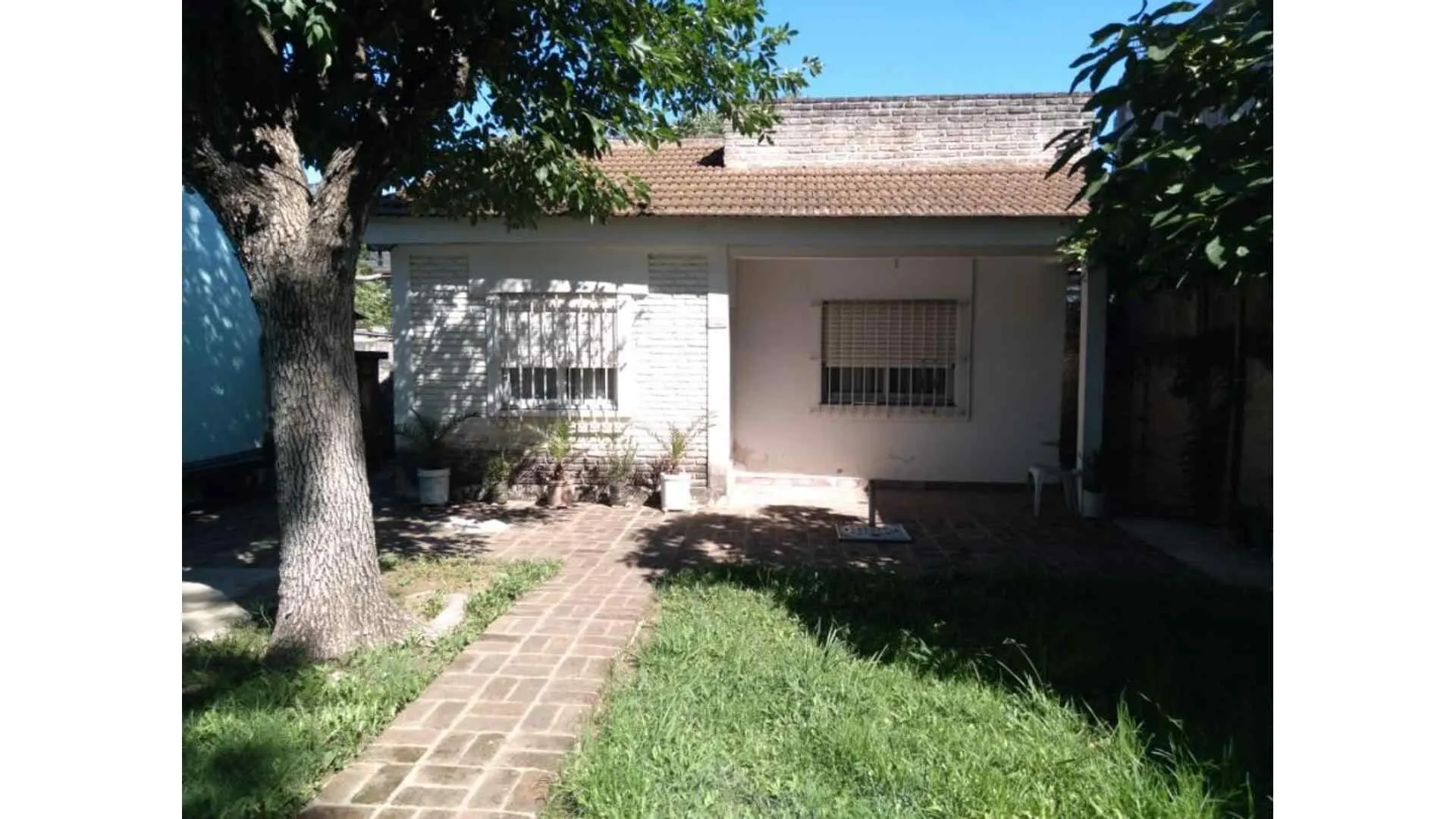 CASA 3 AMB. CON PATIO, JARDIN Y COCHERA!!!