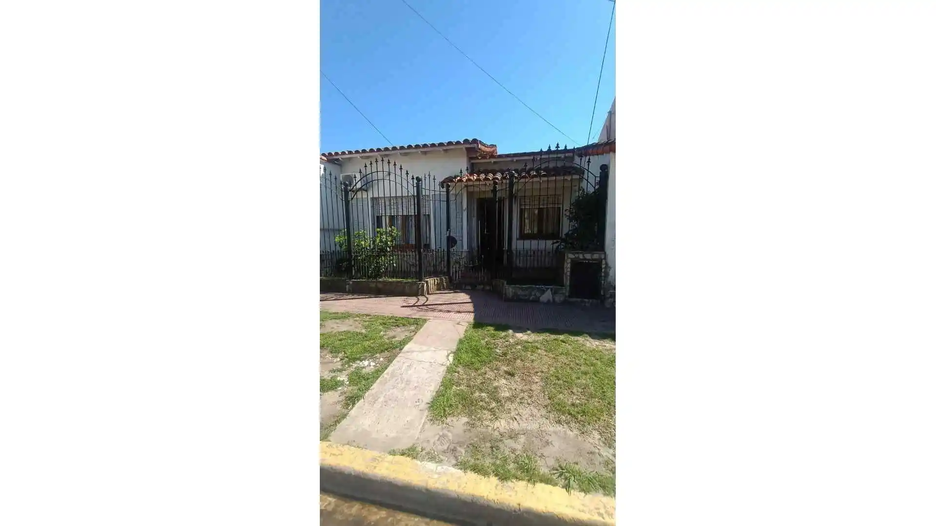 CASA A METROS DE HIPOLITO YRIGOYEN CON PILETA Y FDO!!!