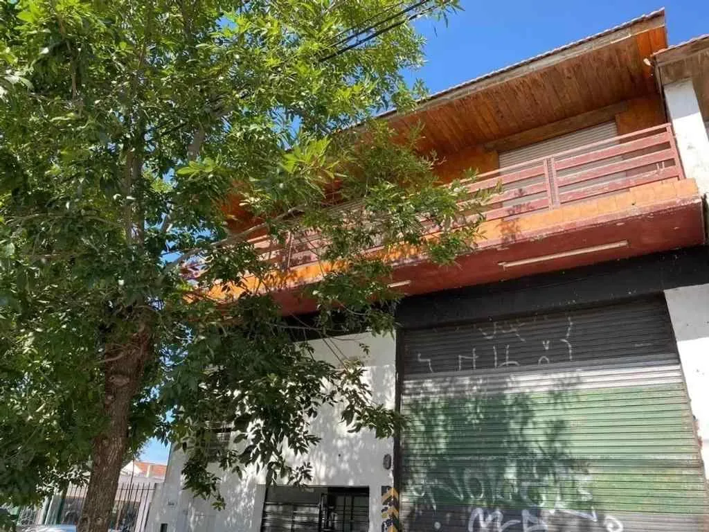 LOCAL Y DOS DEPARTAMENTOS AL FRENTE DE 3 AMBIENTES!!!!!
