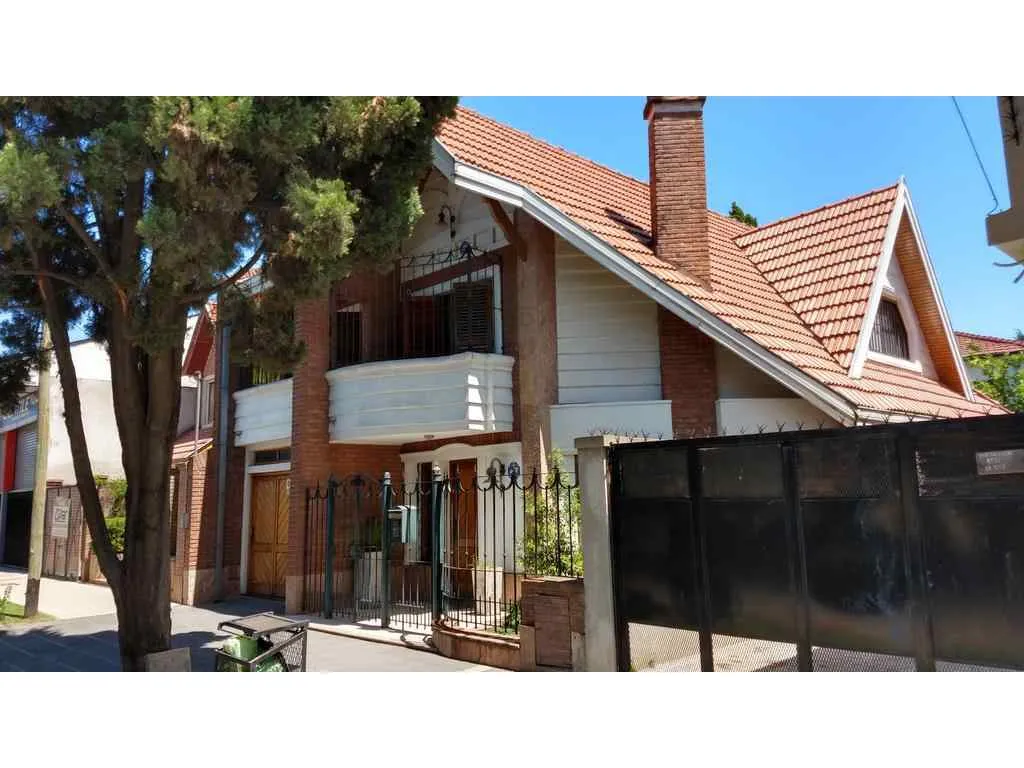 IMPONENTE CASA 5 AMB. CON PARQUE!!! APTA CREDITO!