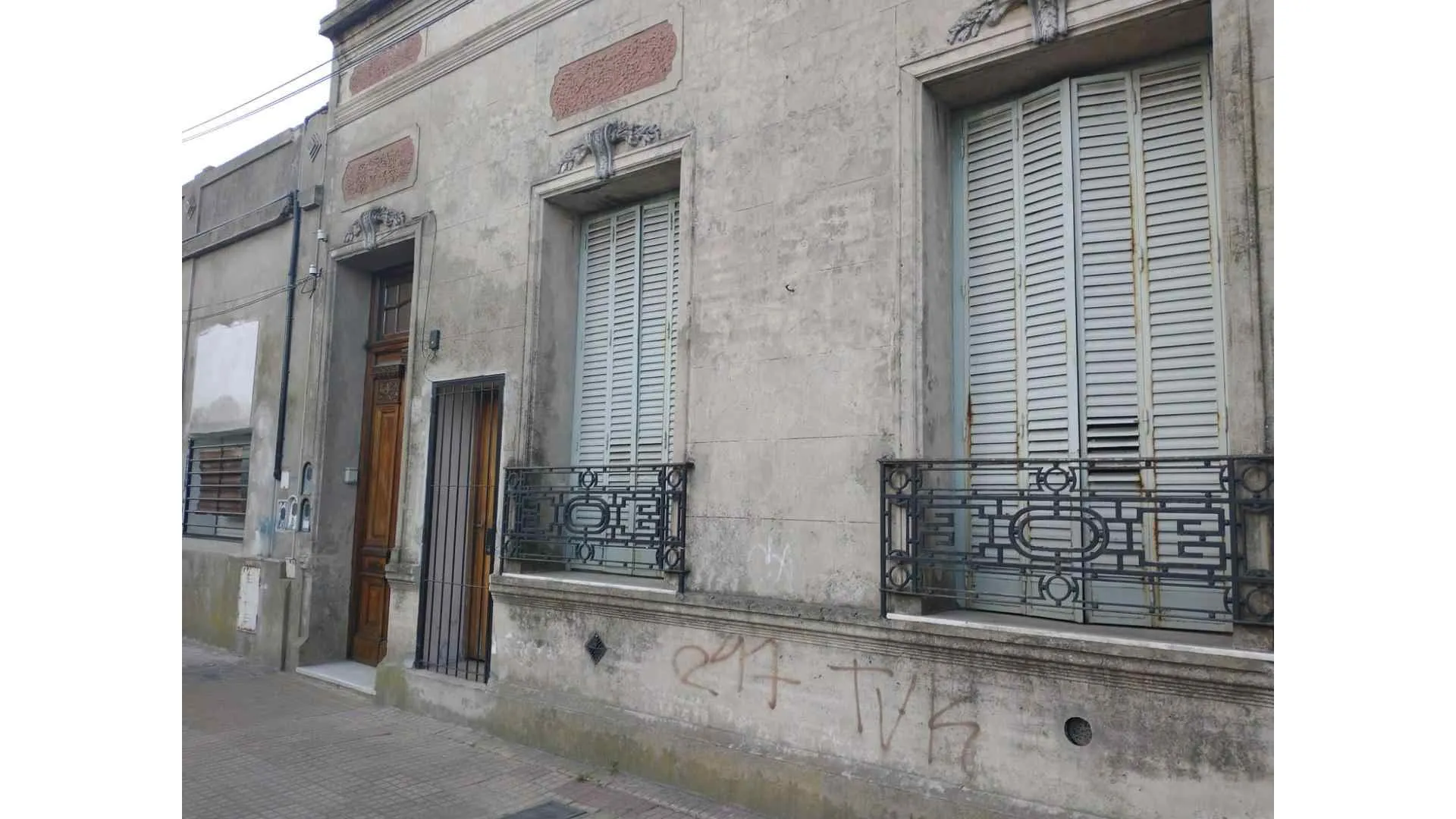 TIPO CASA AL FRENTE EN EXCELENTE UBICACIÓN!!!!