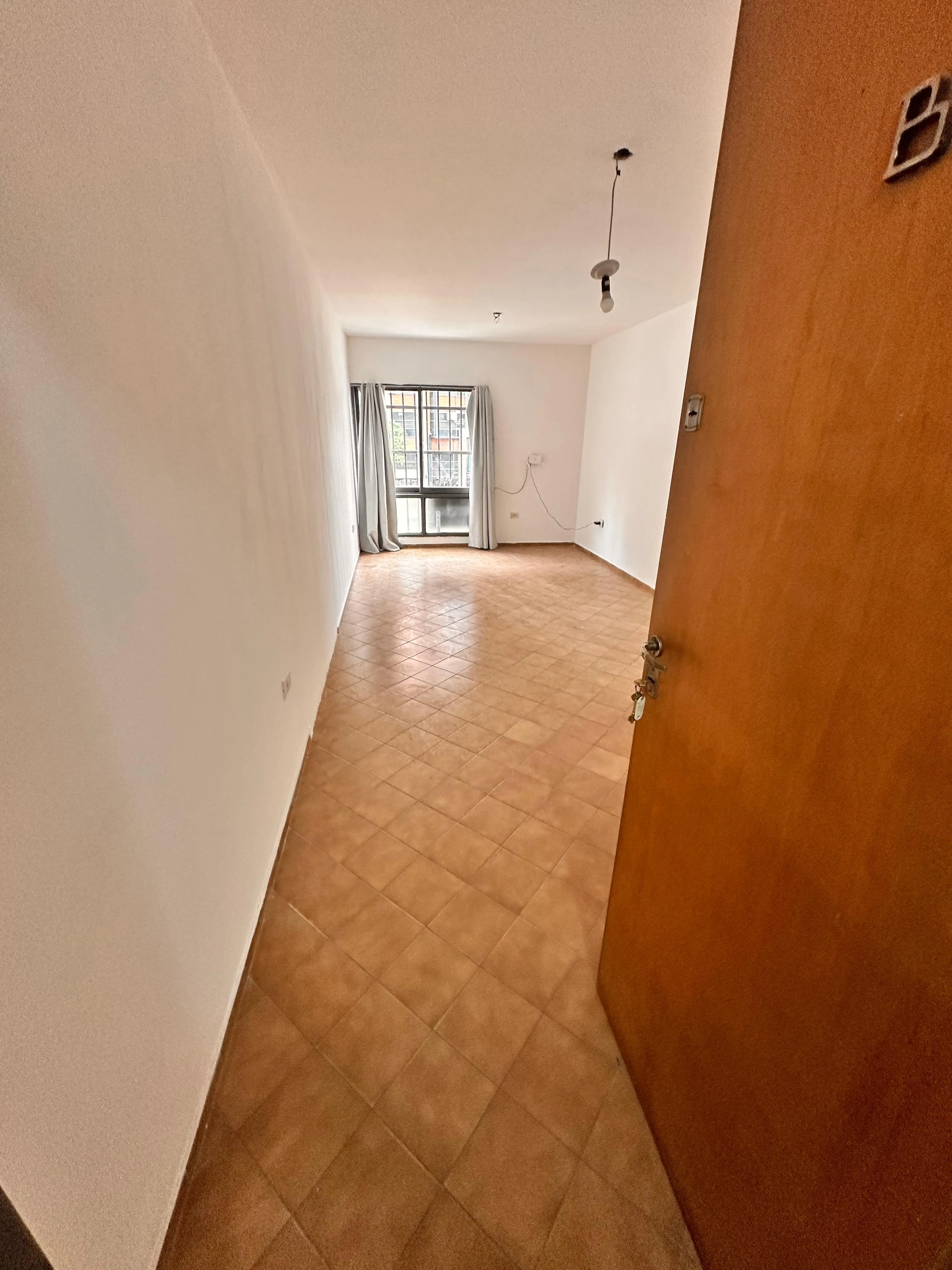 OFICINA ZONA TRIBUNALES MUY LUMINOSA $ 300.000 CON IMPUESTOS INCLUIDOS !!!