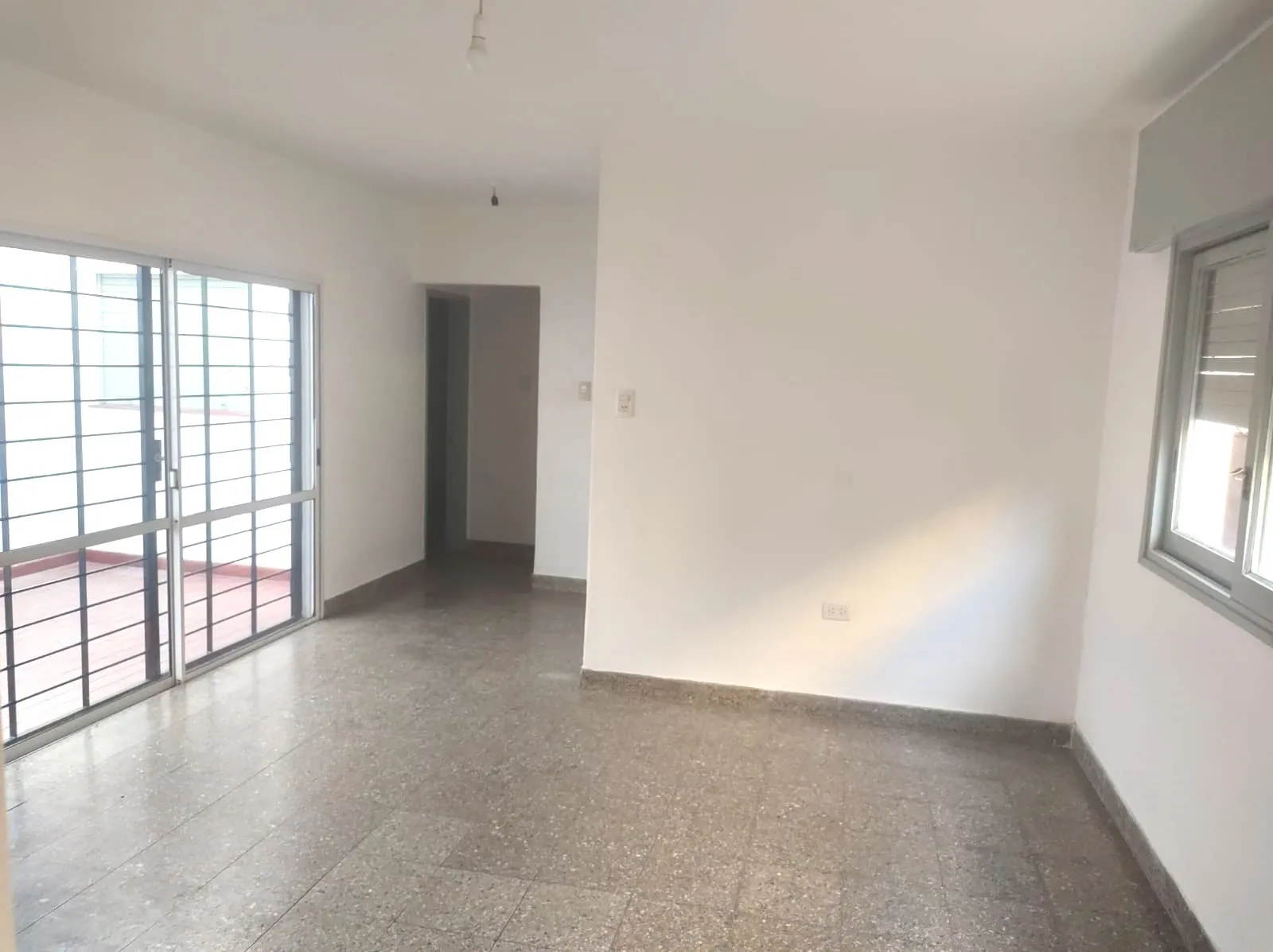 DPTO. DOS DORM. CON PLACARD PATIO  Y TERRAZA EN B° GRAL. BUSTOS.