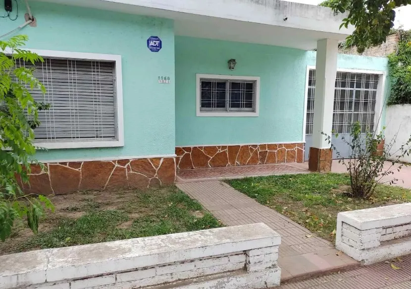 VENTA CASA 2 DORMITORIOS B°JARDIN A CUADRAS DEL PASEO DEL JOCKEY