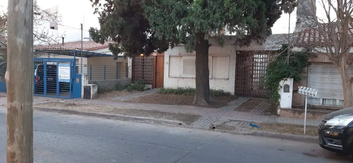 Casa con RENTA, en venta 3 DORM 140m2  2 baños a metros hospital privado para re...