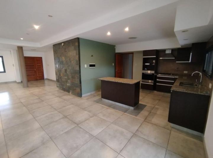 Casa · 208m² · 8 Ambientes · 3 Cocheras