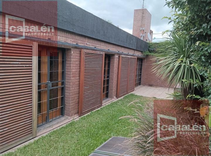 Casa · 238m² · 10 Ambientes · 1 Cochera