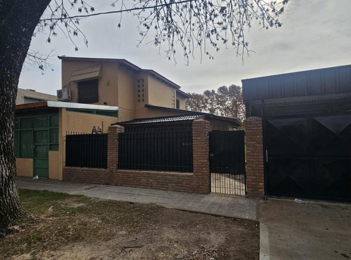Casa · 250m² · 6 Ambientes · 2 Cocheras