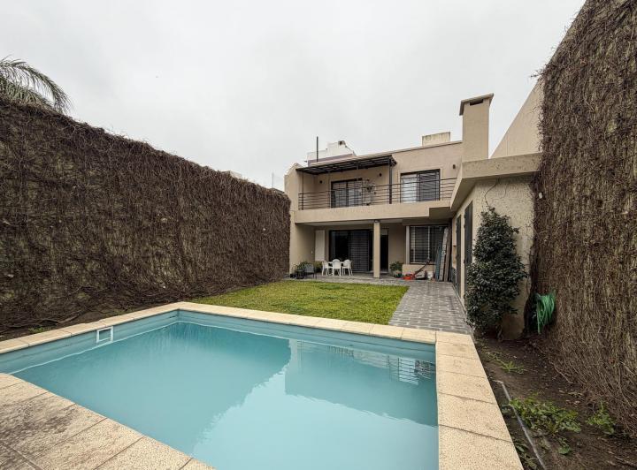 Casa · 330m² · 7 Ambientes · 2 Cocheras