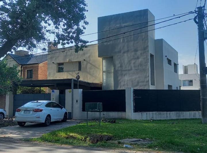 Casa · 240m² · 5 Ambientes · 2 Cocheras