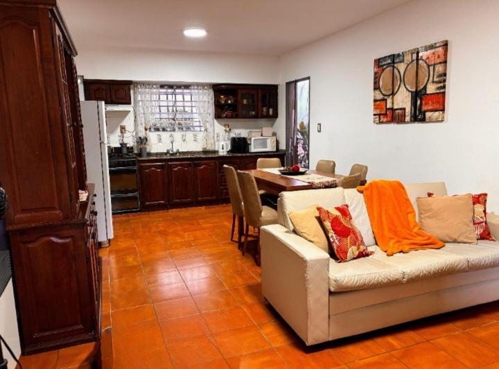 Casa · 181m² · 6 Ambientes · 1 Cochera