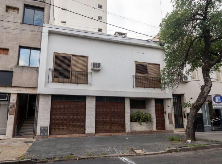 Casa · 300m² · 5 Ambientes · 2 Cocheras