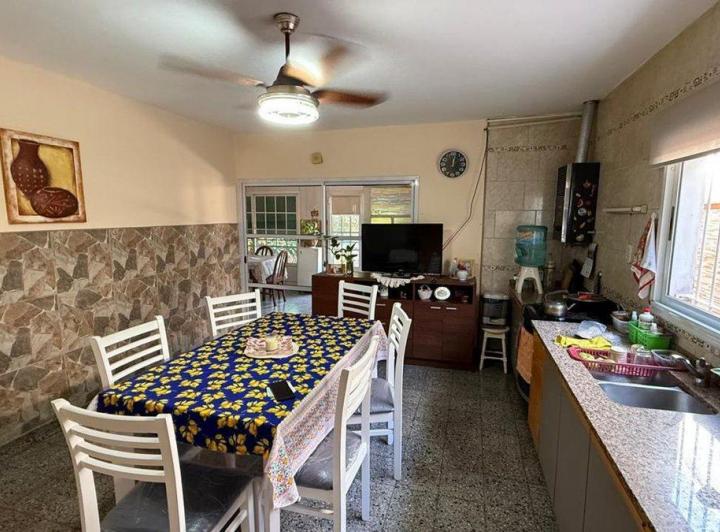 Casa · 220m² · 8 Ambientes · 2 Cocheras