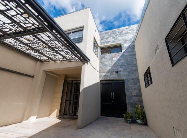 Casa · 228m² · 6 Ambientes · 2 Cocheras