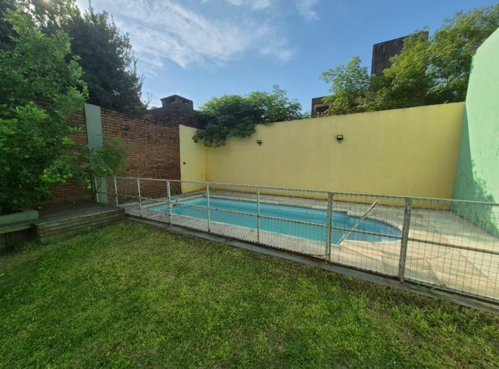 Casa · 210m² · 6 Ambientes · 2 Cocheras