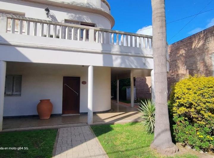 Casa · 430m² · 8 Ambientes · 3 Cocheras