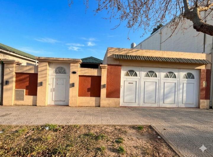 Casa · 130m² · 5 Ambientes · 2 Cocheras
