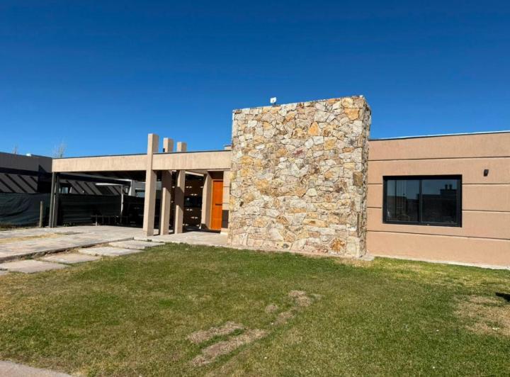 Casa · 180m² · 4 Ambientes · 2 Cocheras