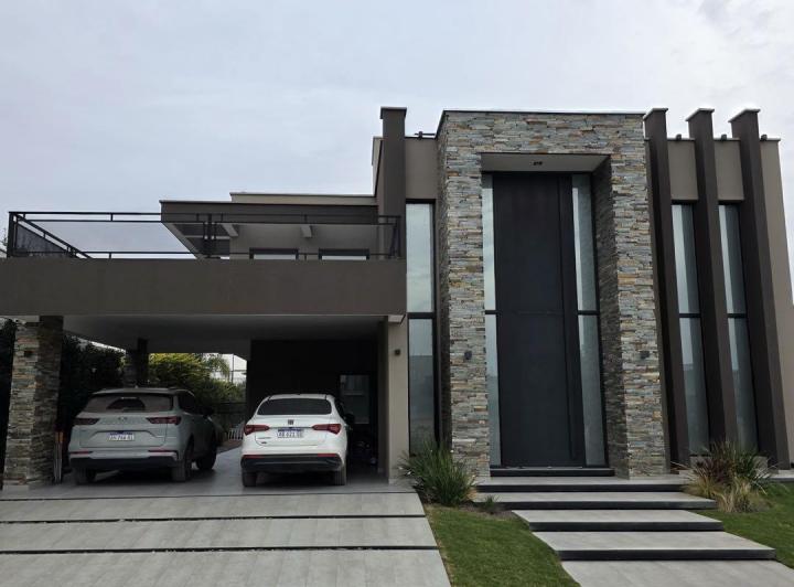 Casa · 440m² · 4 Dormitorios · 2 Cocheras