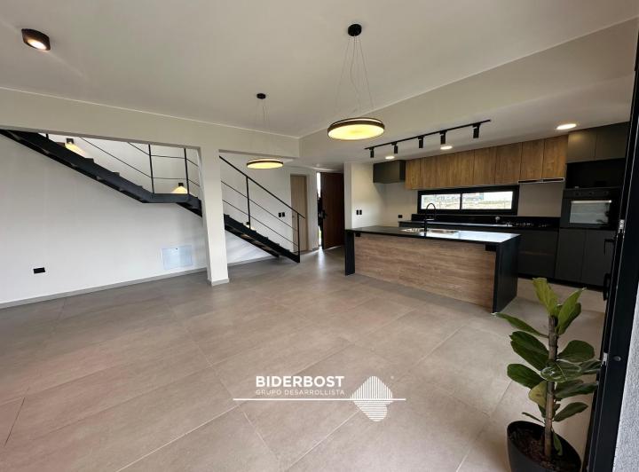 Casa · 240m² · 5 Ambientes · 2 Cocheras