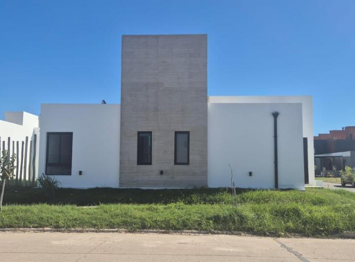 Casa · 97m² · 4 Ambientes · 1 Cochera