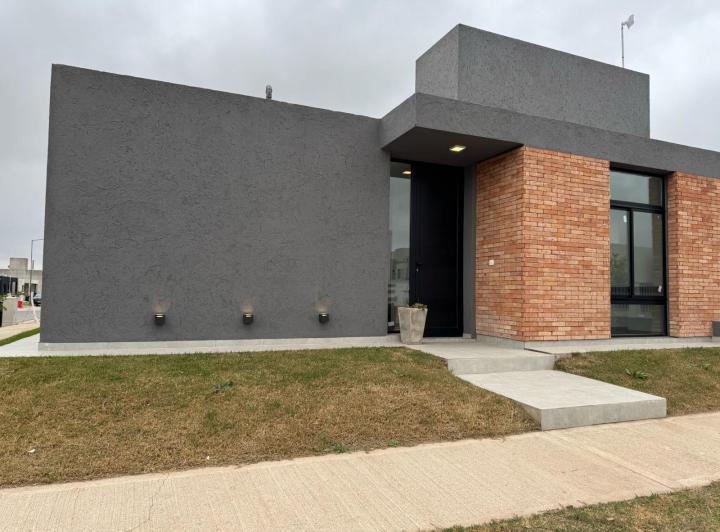 Casa · 83m² · 2 Dormitorios · 1 Cochera