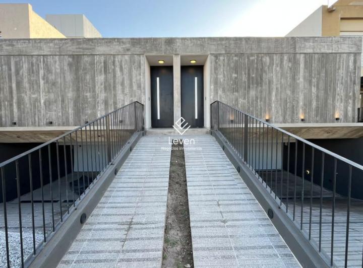 Casa · 155m² · 5 Ambientes · 2 Cocheras