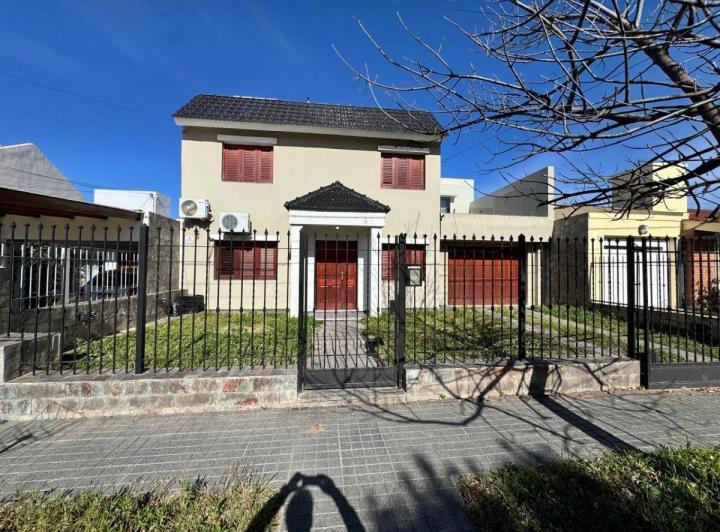Casa · 210m² · 9 Ambientes · 2 Cocheras