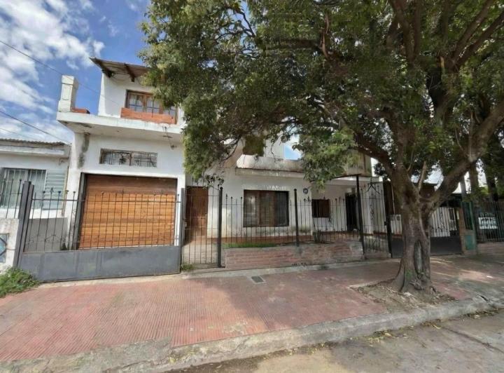Casa · 273m² · 5 Dormitorios · 2 Cocheras