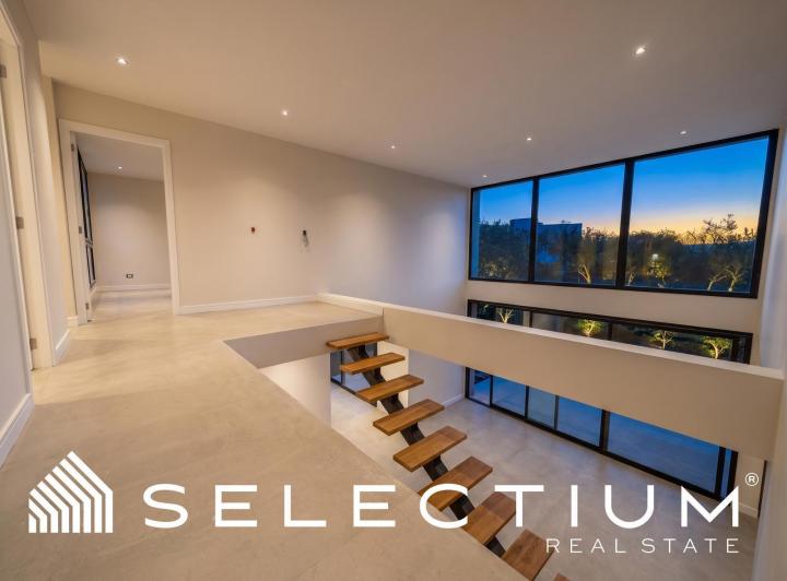 Casa · 1300m² · 8 Ambientes · 2 Cocheras