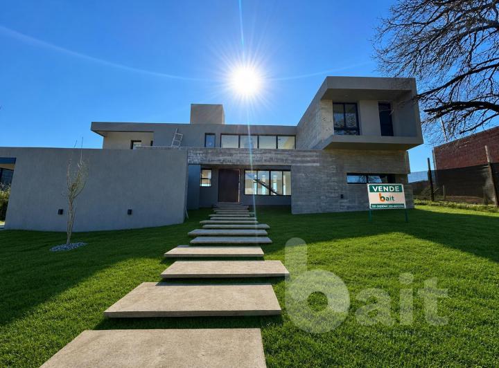 Casa · 400m² · 9 Ambientes · 3 Cocheras