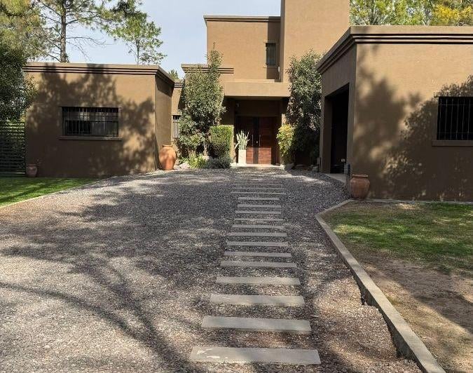 Casa · 450m² · 6 Ambientes · 2 Cocheras