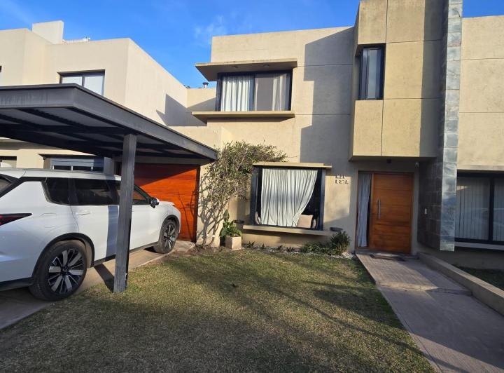 Casa · 180m² · 5 Ambientes · 2 Cocheras