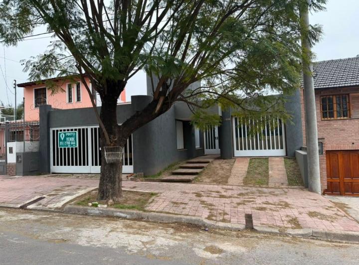 Casa · 285m² · 5 Ambientes · 3 Cocheras