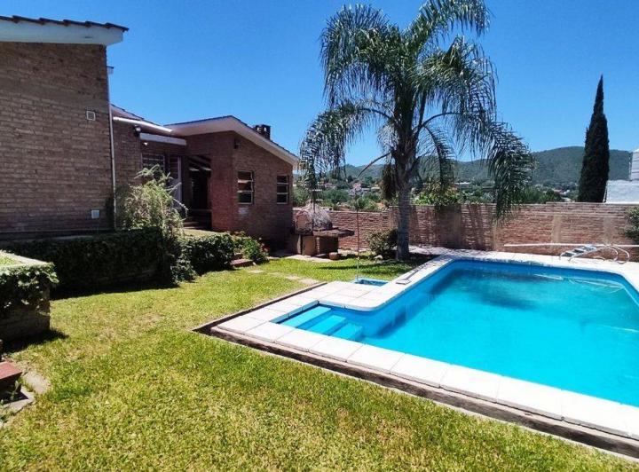 Casa · 121m² · 8 Ambientes · 1 Cochera