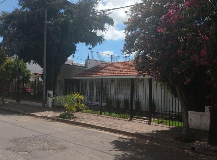 Casa · 200m² · 9 Ambientes · 2 Cocheras