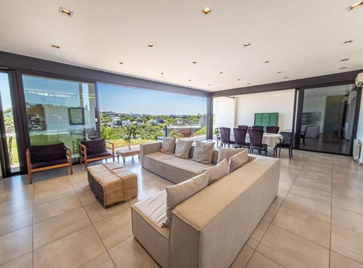 Casa · 385m² · 7 Ambientes · 2 Cocheras