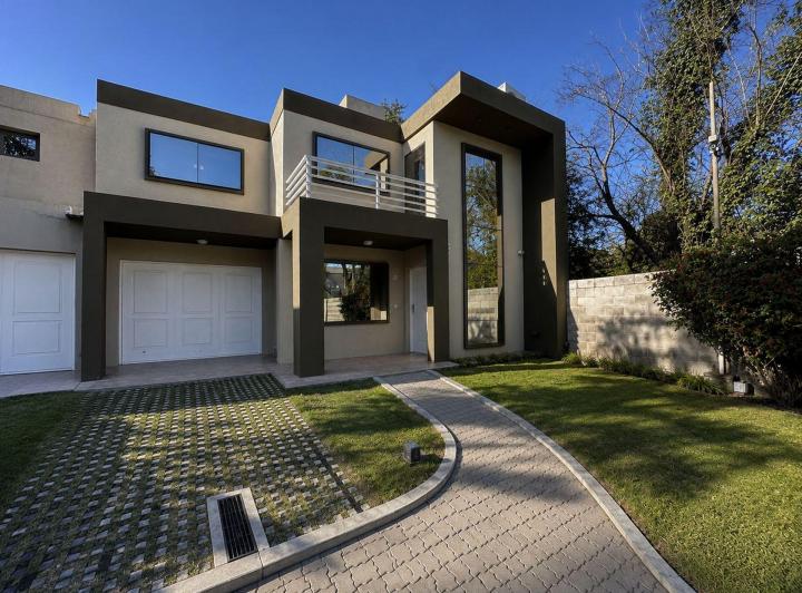 Casa · 182m² · 9 Ambientes · 2 Cocheras