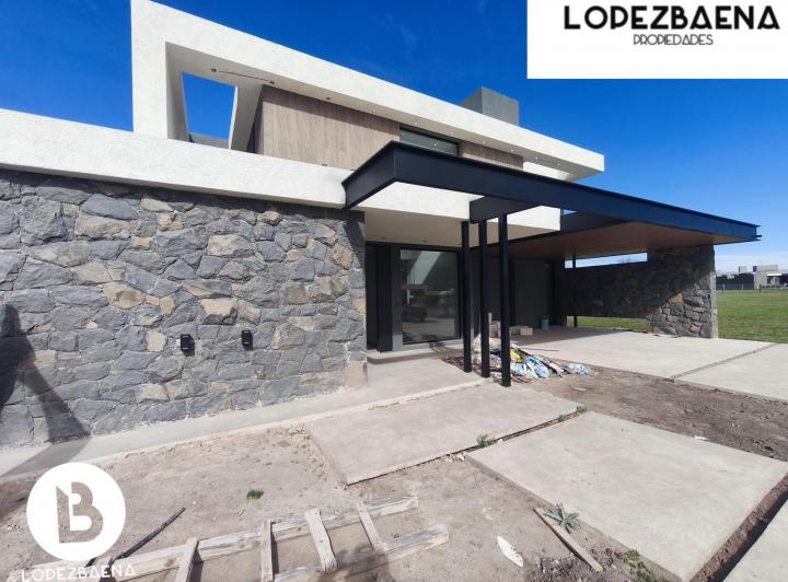 Casa · 600m² · 8 Ambientes · 4 Cocheras